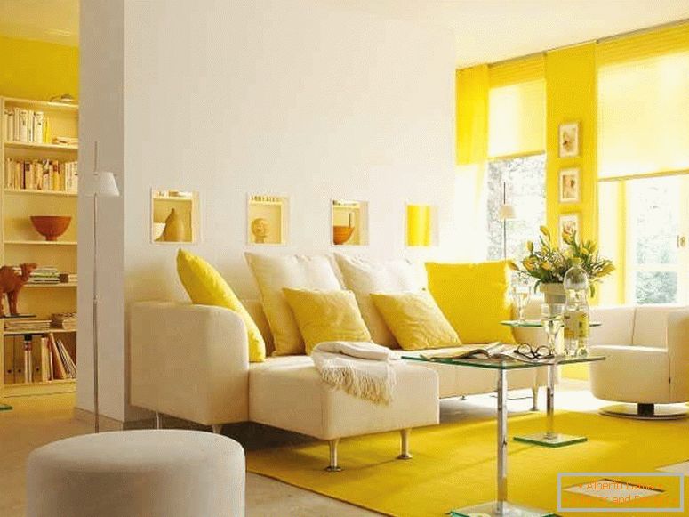 Соларна жута дневна соба