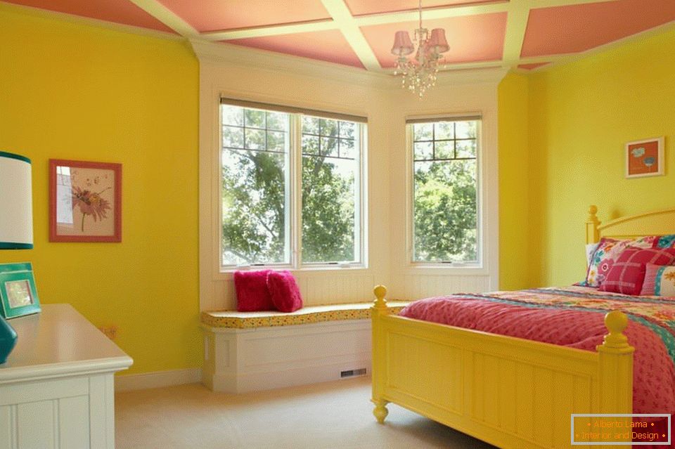 Жути зидови и розе плафон