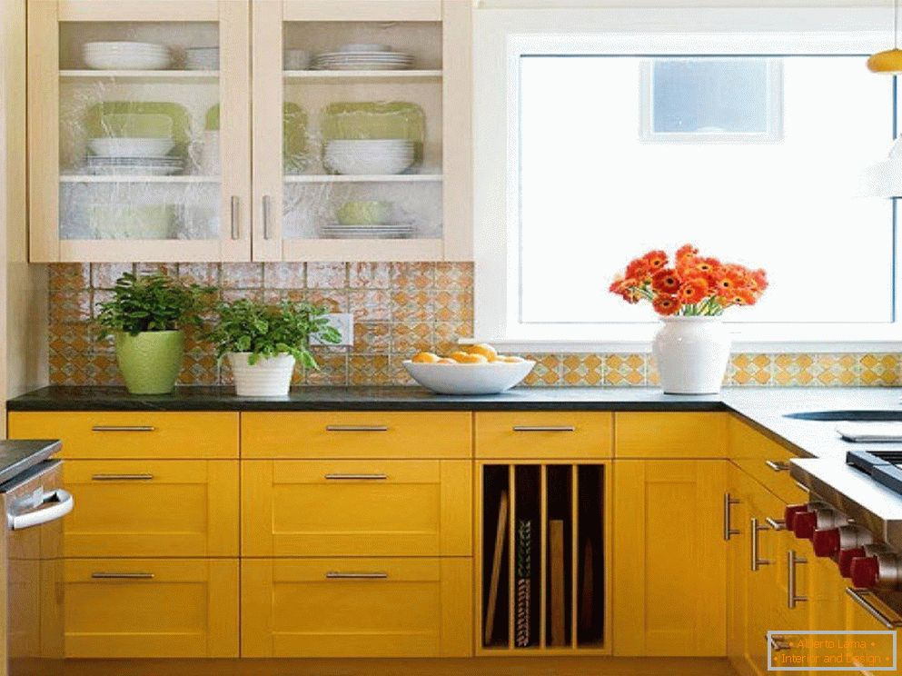 Кухињски намештај са жутим фасадама