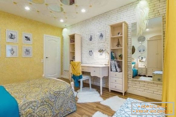 Жута течна позадина - дизајн уметничке спаваће собе