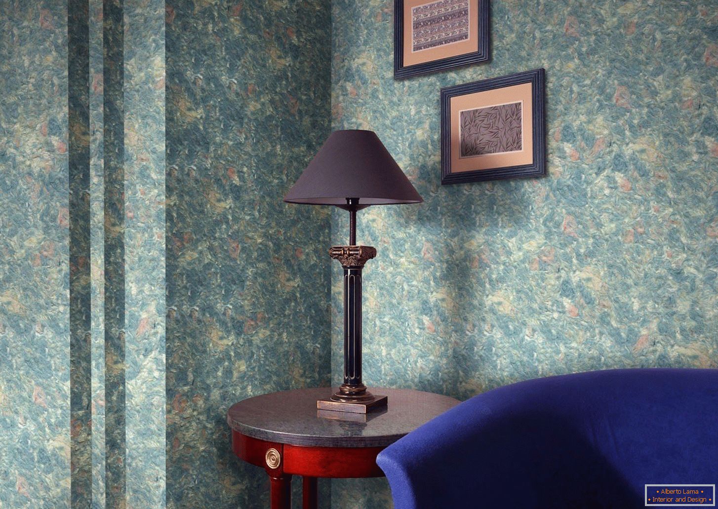 Лампица на столу поред слика