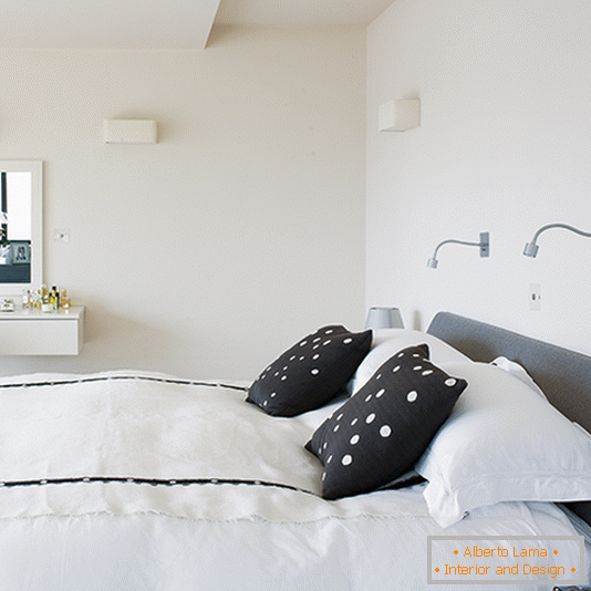 Монохромна спаваћа соба са минималистичким зидним светлима