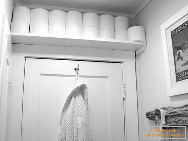 Полица за тоалет папир изнад врата