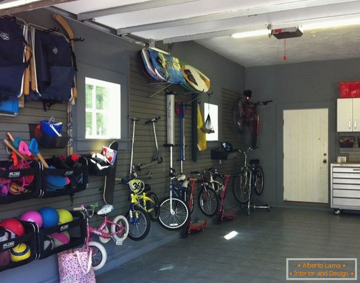 Велосипеды на стене у гараже