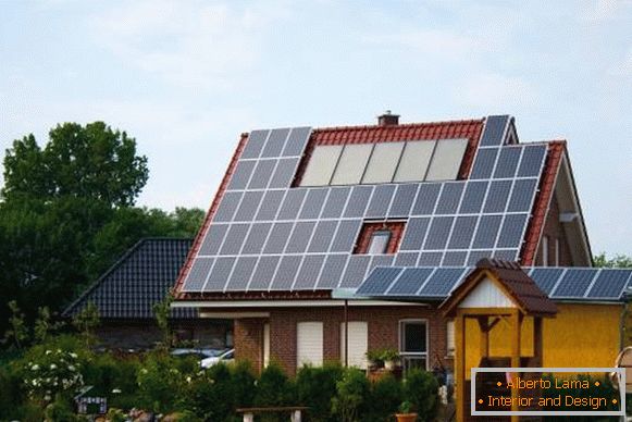 Кућа са соларним панелима за аутономну електричну енергију