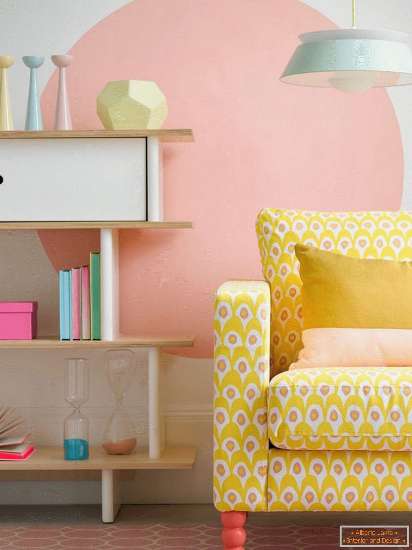 Светло жута софа, ствара одличан контраст у пастелној соби