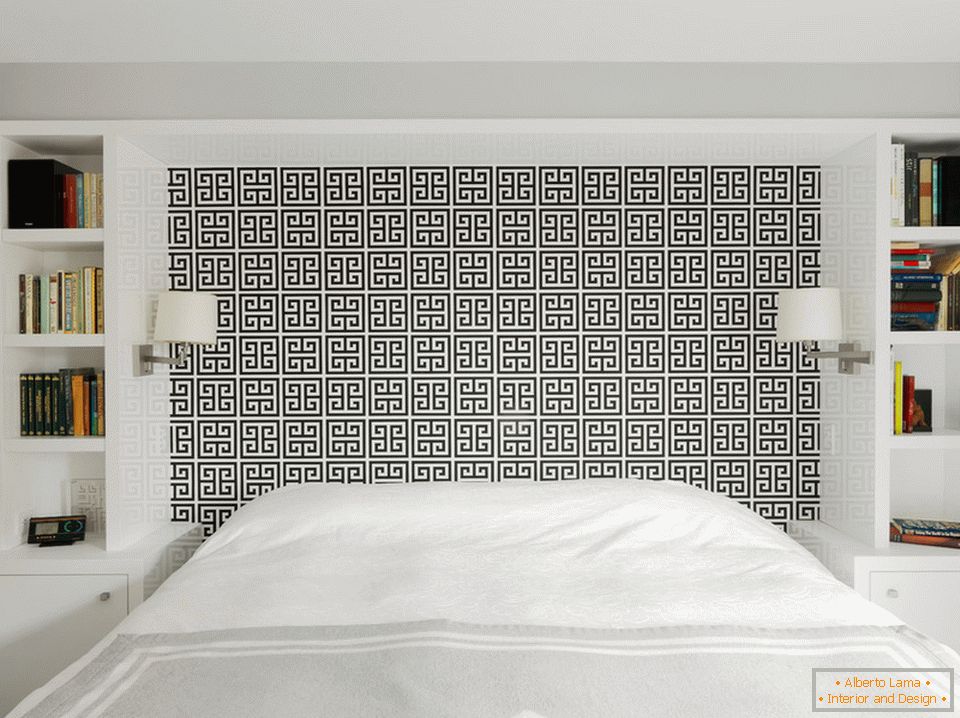 Спаваћа соба у бијелој боји са црном узорком у главу кревета