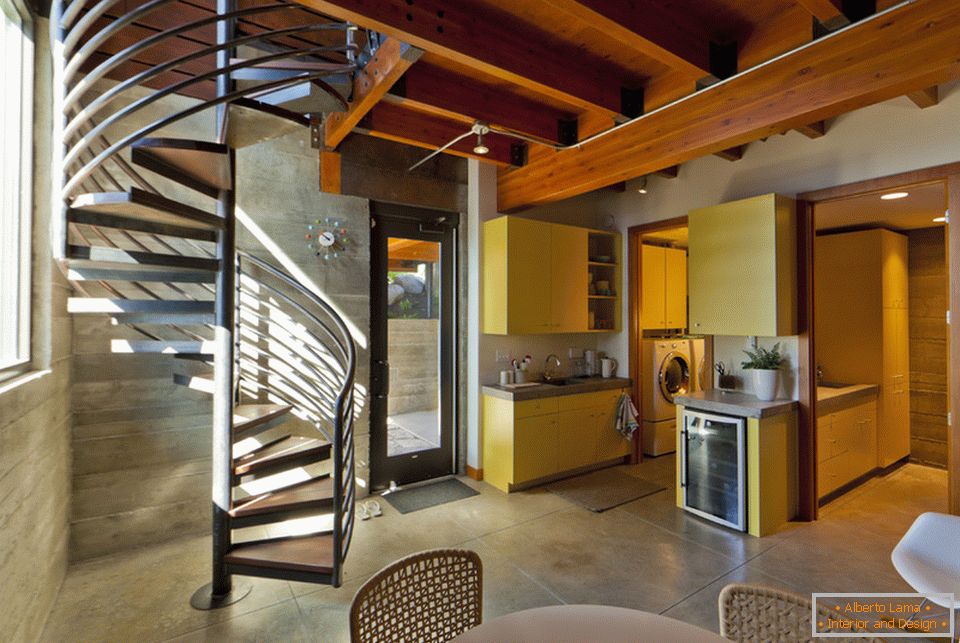 Модеран модерни кухињски ентеријер са спирално степеништем