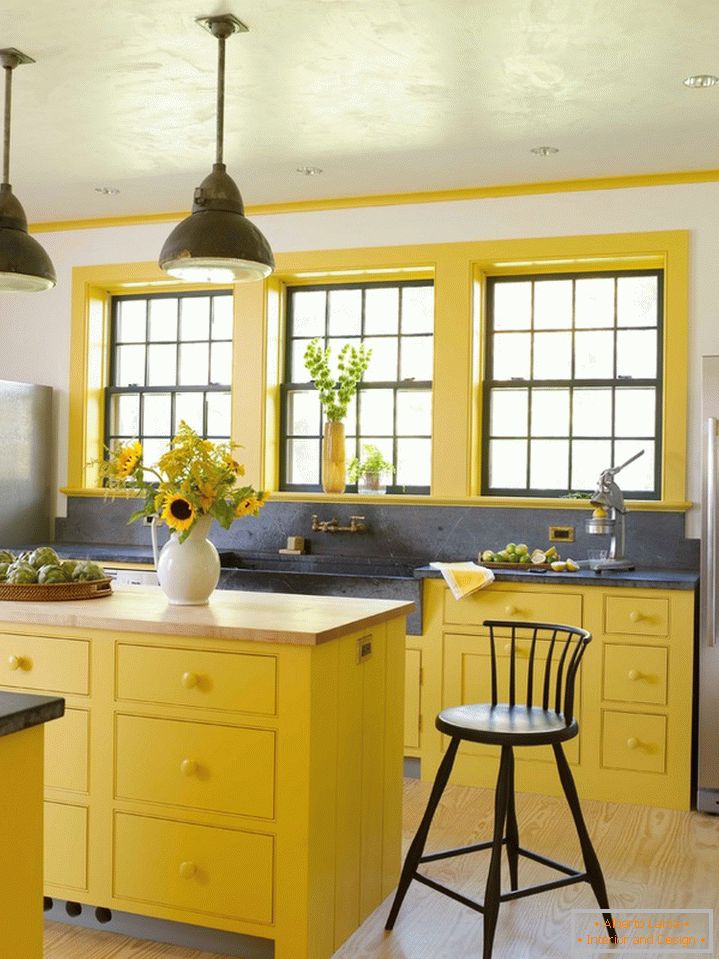 Жута боја доминира рустичним стилом у кухињи