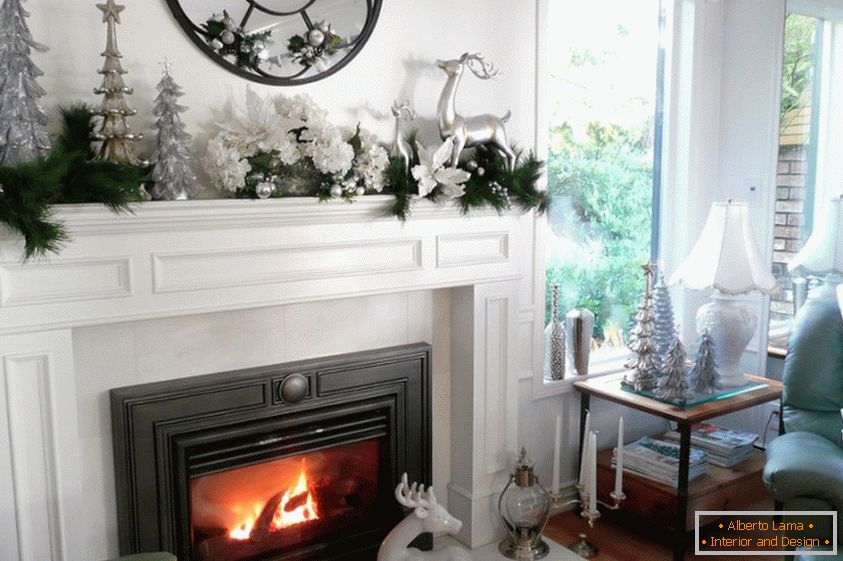 Бела-сребрна декорација дневне собе са камином за нову годину