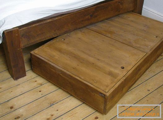 Дрвена кутија испод кревета