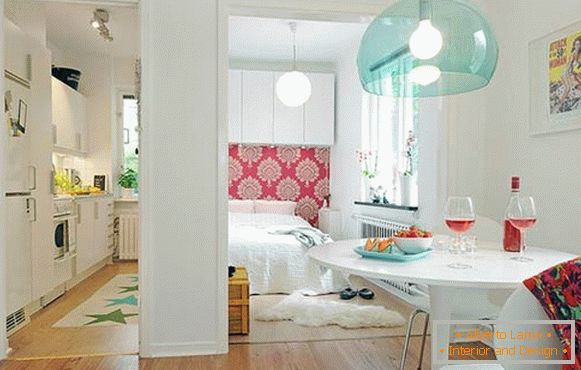 Унутрашњост апартмана садржи све потребне просторије за становање у малом простору