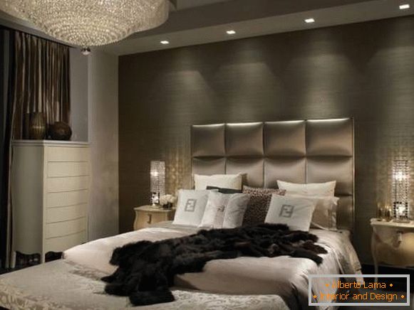Класичан лустер и уграђене лампе у дизајну спаваће собе