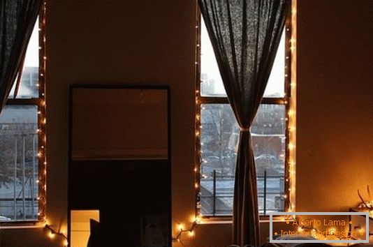 Елегантни прозори са позадинским осветљењем у спаваћој соби