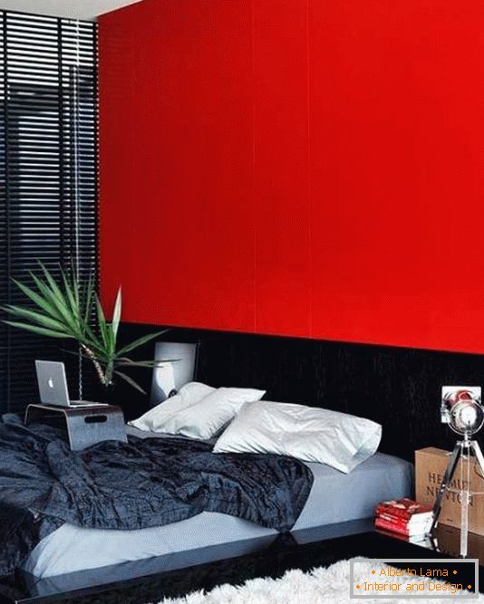 Црвени зид као главни акцент у спаваћој соби