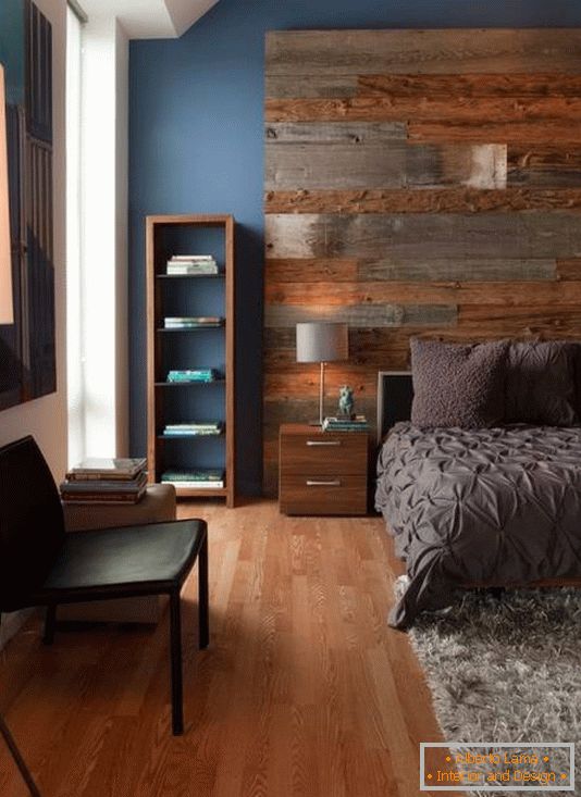 Велика дрвена табла и стилски намјештај у спаваћој соби