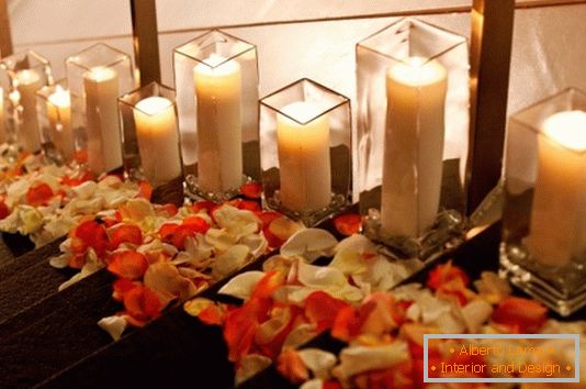 Кућа украшава цвеће и свеће за Валентиново