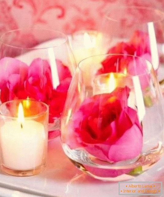 Цвеће и свеће као столна декорација за Дан заљубљених