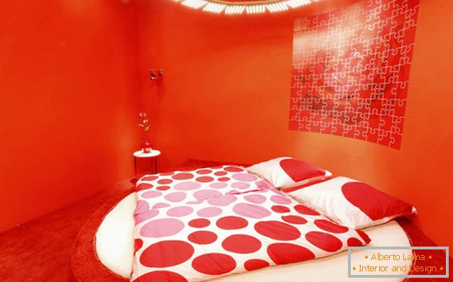 Неупоредив дизајн спаваће собе у светло црвеном