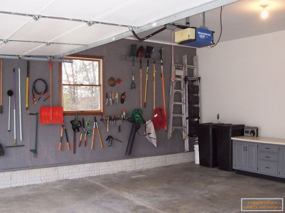 Систем за складиштење на зиду у гаражи