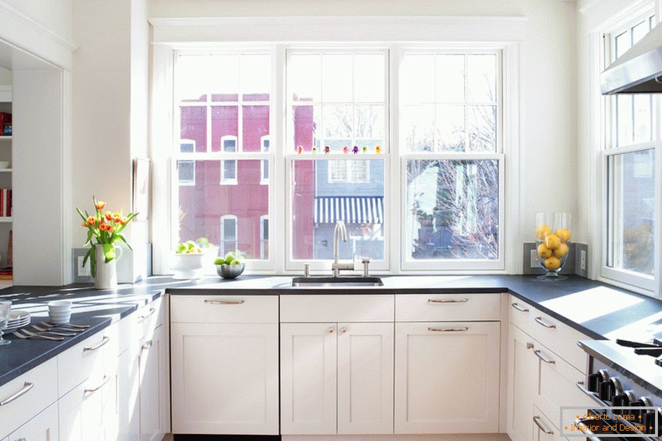 Панорамски прозор у кухињи