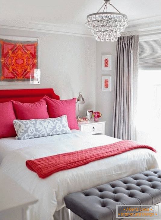 Комбинација црвене, ружичасте и сиве боје у спаваћој соби