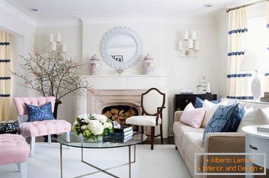 Комбинација розе и плаве у дизајну дневне собе