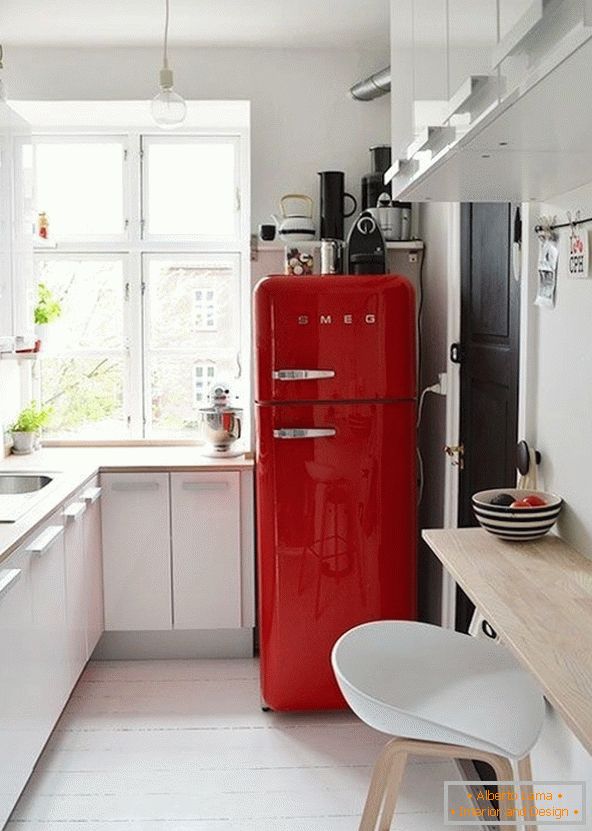 Светао фрижидер у белој кухињи