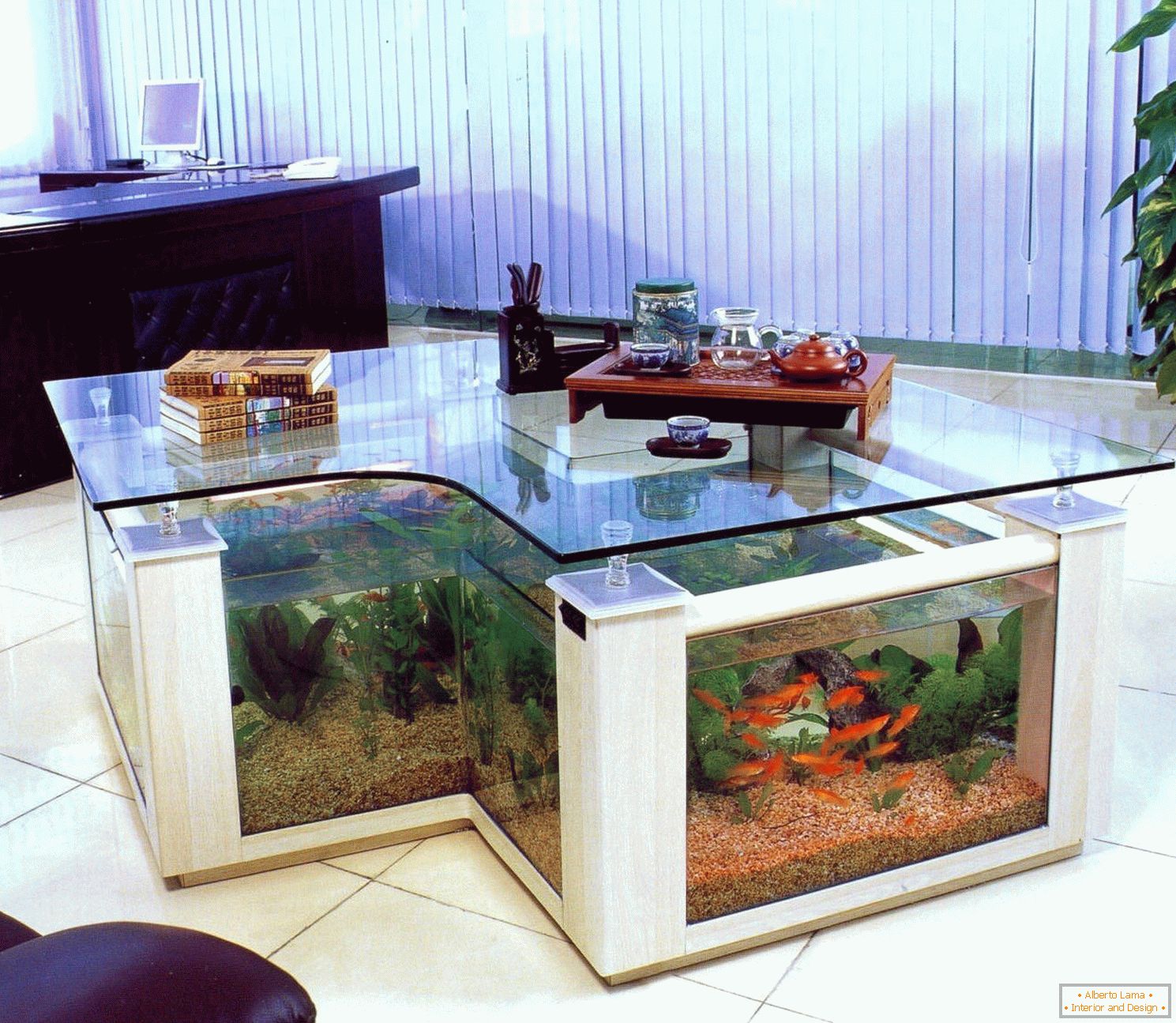 Столни акваријум у канцеларији