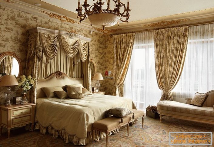 Луксуз и задржавање у унутрашњости простране спаваће собе. У декорацији су само природни материјали. 
