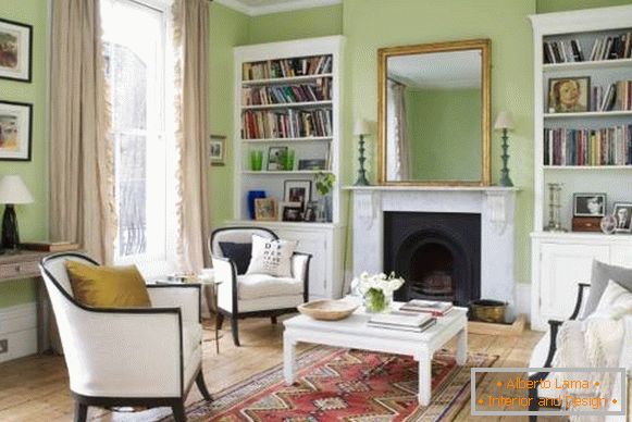 Зелени ентеријер дневне собе са бијелим намештајем