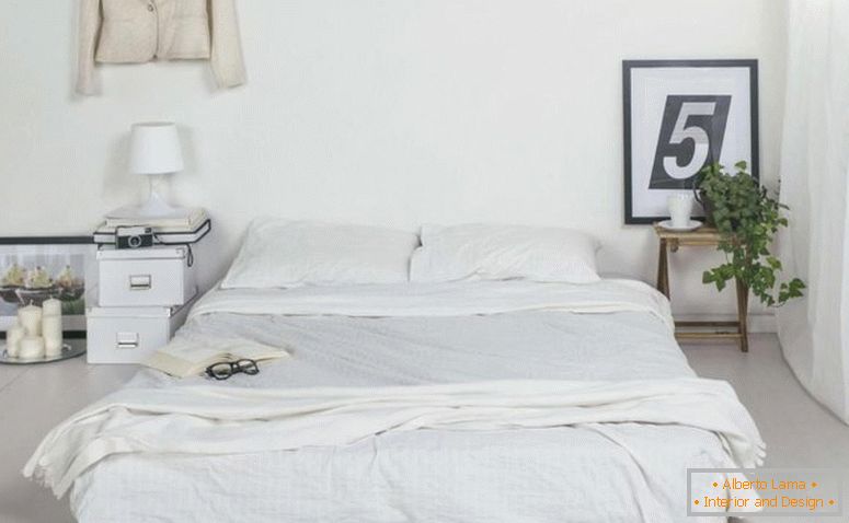 минималистички-бели-спаваћа-дизајн-са-под-кревет-и-мали-дрвени-бочни стол