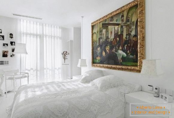 Сјајна бела спаваћа соба у мешовитом стилу