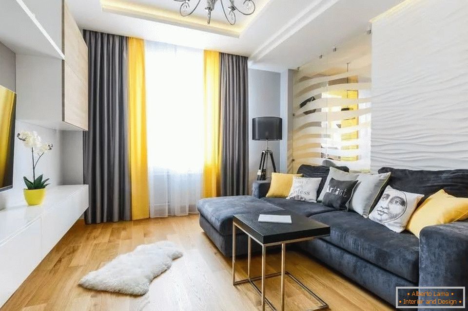 Црно-жуте завесе и софа у бијелој соби
