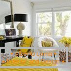 Бела спаваћа соба са жутим декором