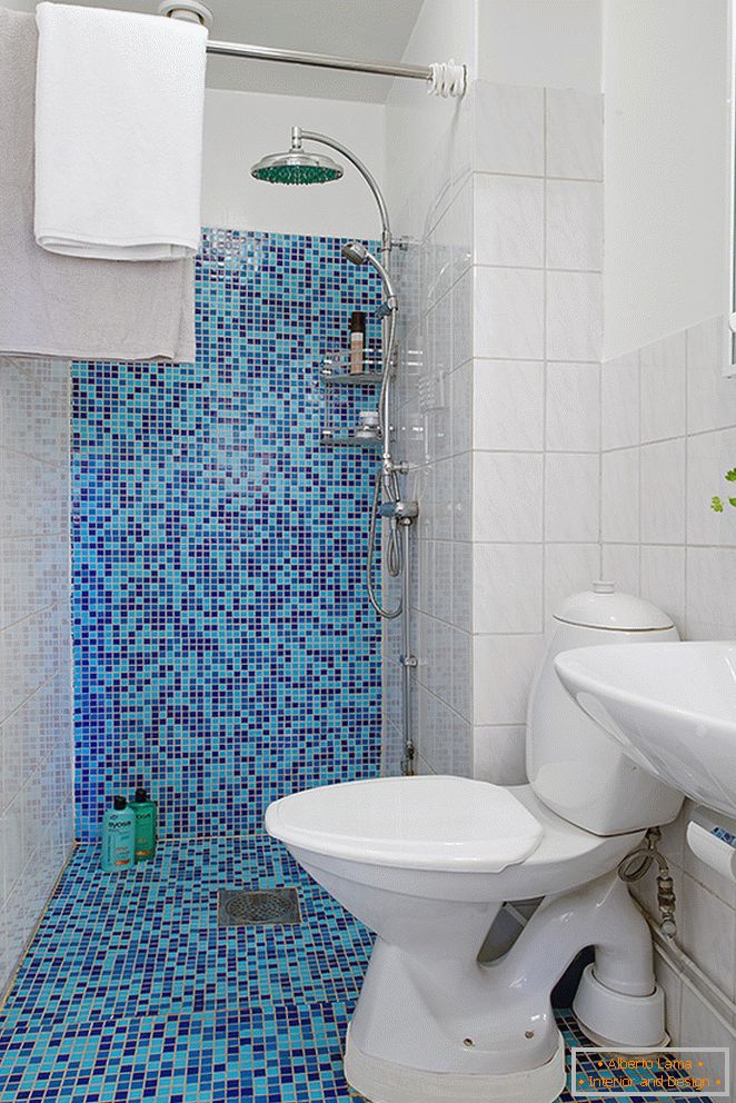 Плави мозаик плочице у тоалету