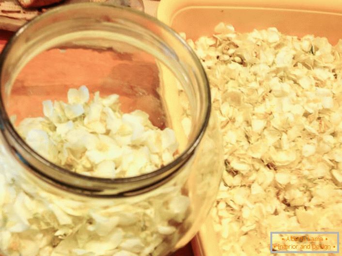 За припрему јасминског сирупа сакупљамо само бијеле латице и, без дозволе да их осушимо, додамо слојеве преливањем шећера.