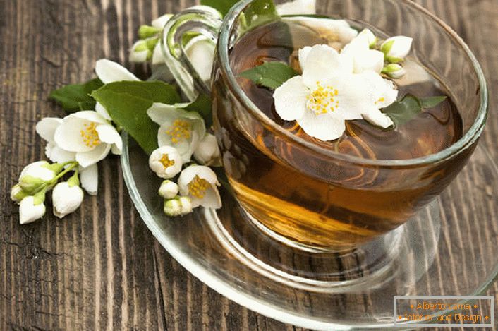 Историја популарности чаја са јасмином повезана је са кинеским исцелитељима који су тврдили да јасмин има особине афродизијака, помажући женама да постану пожељне. 