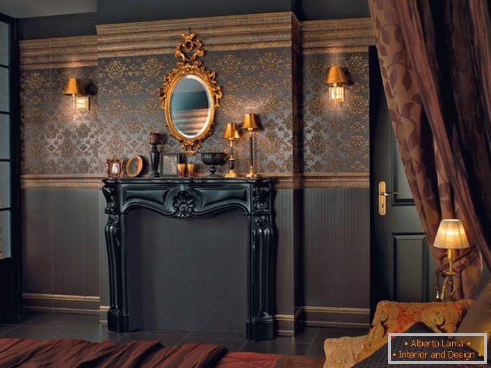 Тамно браон тапета за спаваћу собу у барокном стилу. Панел на целом зиду украшен је симетричним златним обрасцима.