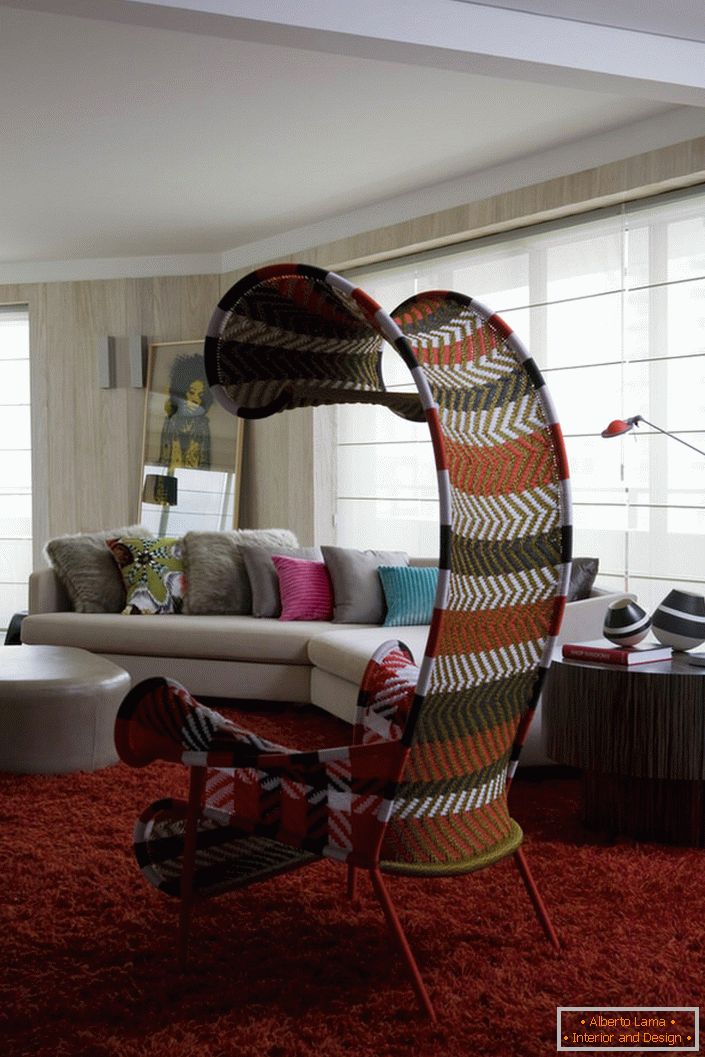 Дизајнерски модел намештаја за дневну собу у еко стилу - фотеља у текстилу са надстрешницом.