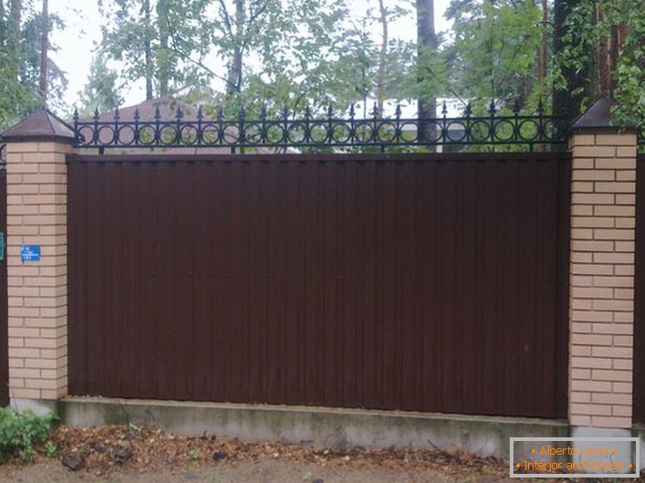 Модуларна ограда од валовите плоче украшена је украсном ивицом која такође врши одређене сигурносне функције. 
