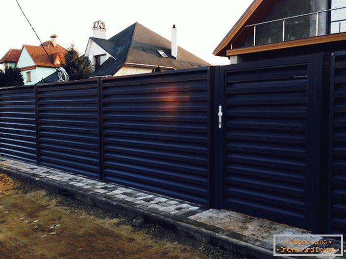 Стилизована модуларна ограда изгледа привлачна и неосетљива, таква ограда ће допунити спољашњост било ког стила.