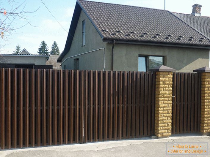Модуларна ограда од валовите плоче украшена је
