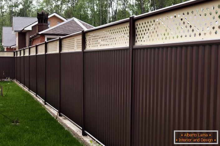 Модуларна ограда је атрактивна не само због свог пријатног изгледа, већ је практична и функционална.
