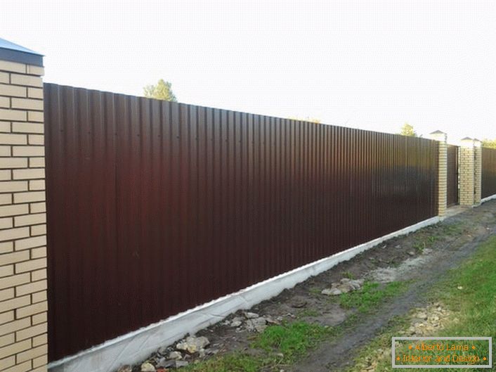 Модуларна ограда од профилисане фолије је непреценљива за негу, тако да је атрактиван изглед довољно лаган за одржавање. 