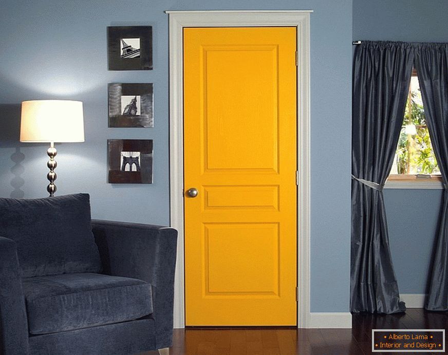 Плави зидови и жута врата
