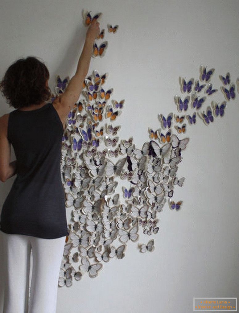 Клеим бабочек к стене