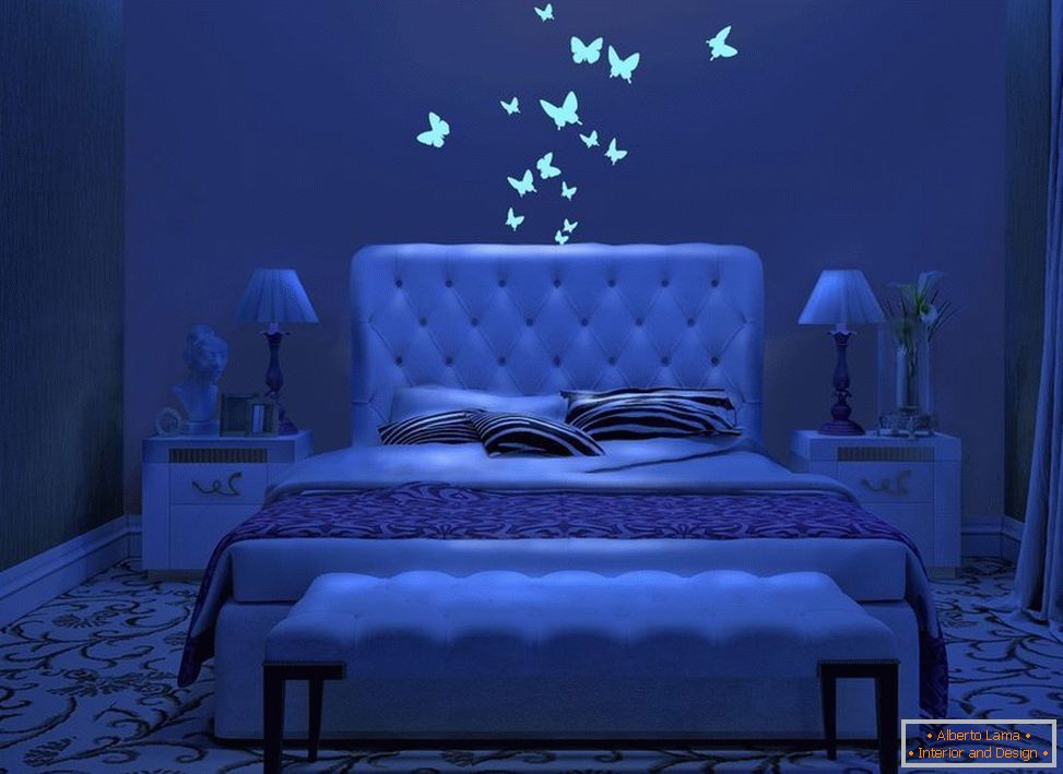Сјајни лептир у унутрашњости спаваће собе