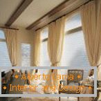 Завесе и жалузине на прозорима дневне собе