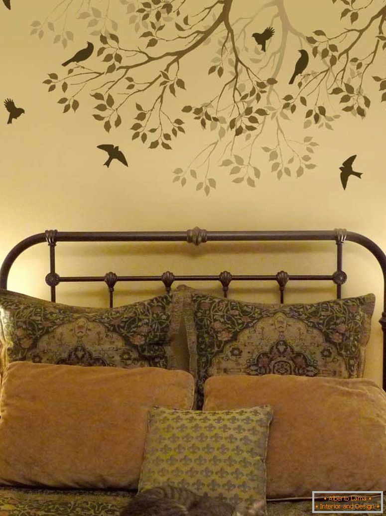 Дрво са птицама преко кревета